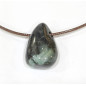 Pendentif Emeraude Pierre Roulée sur Cordon Simili Cuir Réglable