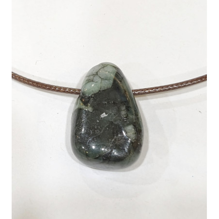 Pendentif Emeraude Pierre Roulée sur Cordon Simili Cuir Réglable