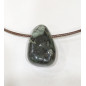 Pendentif Emeraude Pierre Roulée sur Cordon Simili Cuir Réglable
