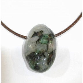 Pendentif Emeraude Pierre Roulée sur Cordon Simili Cuir Réglable