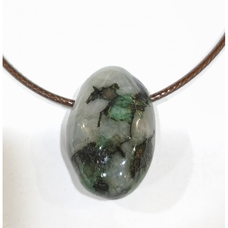 Pendentif Emeraude Pierre Roulée sur Cordon Simili Cuir Réglable