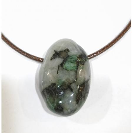 Pendentif Emeraude Pierre Roulée sur Cordon Simili Cuir Réglable