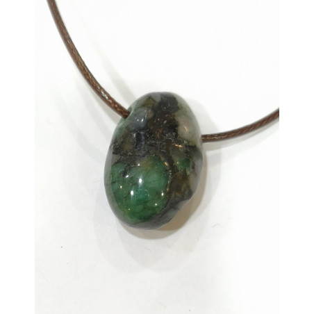 Pendentif Emeraude Pierre Roulée sur Cordon Simili Cuir Réglable