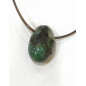 Pendentif Emeraude Pierre Roulée sur Cordon Simili Cuir Réglable