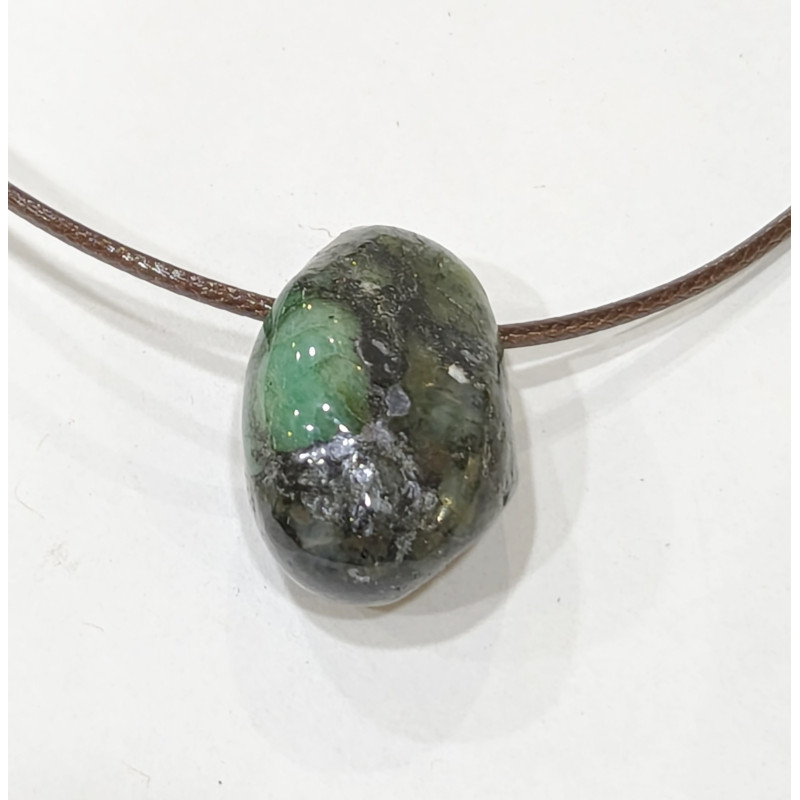 Pendentif Emeraude Pierre Roulée sur Cordon Simili Cuir Réglable