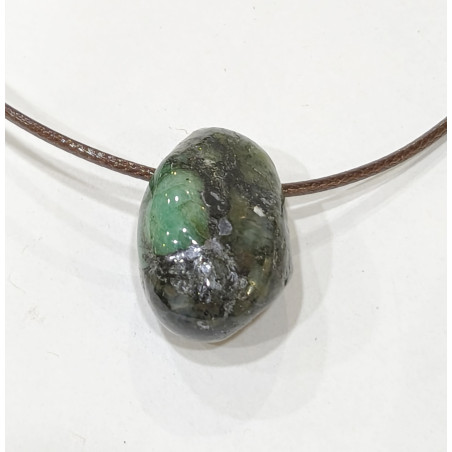 Pendentif Emeraude Pierre Roulée sur Cordon Simili Cuir Réglable