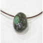Pendentif Emeraude Pierre Roulée sur Cordon Simili Cuir Réglable