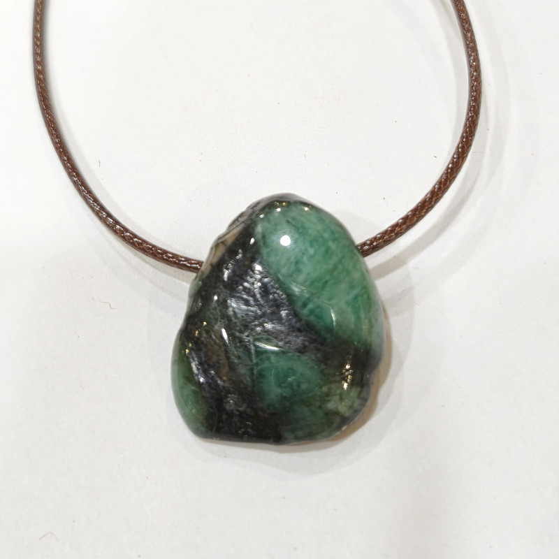 Pendentif Emeraude Pierre Roulée sur Cordon Simili Cuir Réglable