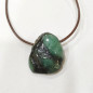 Pendentif Emeraude Pierre Roulée sur Cordon Simili Cuir Réglable