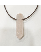 Pendentif Quartz Rose Pointe sur Cordon Simili Cuir Réglable