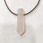 Pendentif Quartz Rose Pointe sur Cordon Simili Cuir Réglable