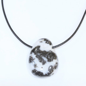 Pendentif Jaspe Zèbre sur Cordon Simili Noir Réglable