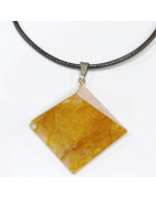 Pendentif Quartz Hématoïde Pyramide sur Cordon Simili Noir 42 + 2 cm