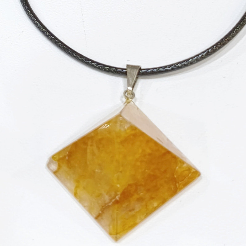 Pendentif Quartz Hématoïde Pyramide sur Cordon Simili Noir 42 + 2 cm