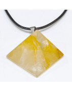 Pendentif Quartz Hématoïde Pyramide sur Cordon Simili Noir 42 + 2 cm
