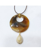 Pendentif Agate Facettée et Coquillage sur Cordon Simili Marron Réglable