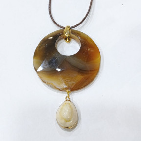 Pendentif Agate Facettée et Coquillage sur Cordon Simili Marron Réglable