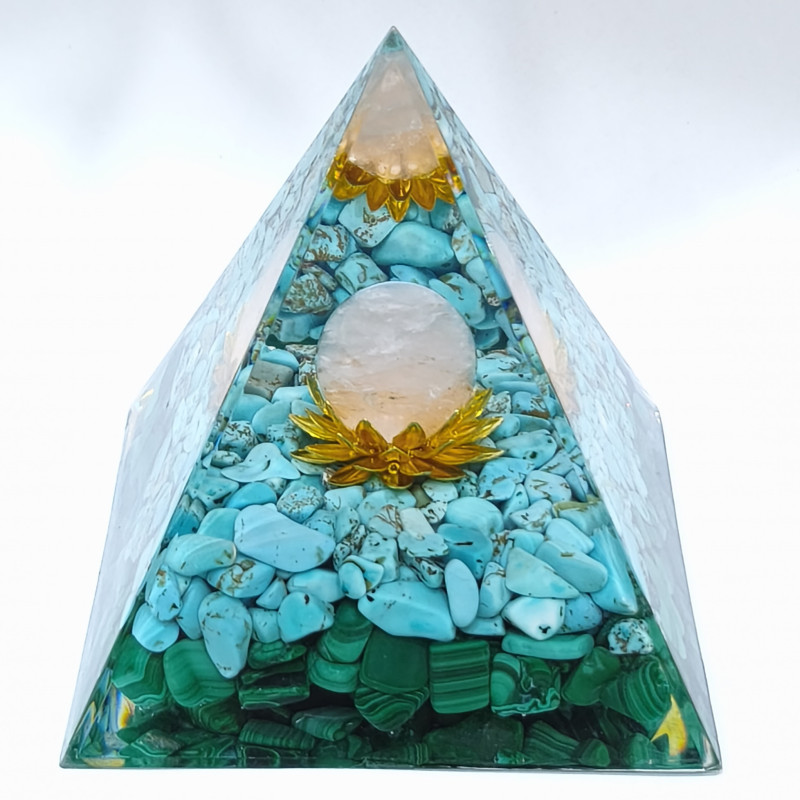 Pyramide Orgonite de protection Turquoise Malachite et Boule Cristal de Roche 8cm