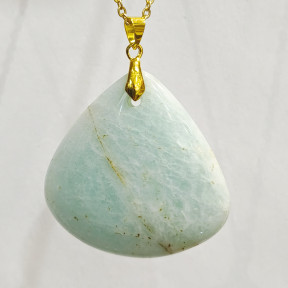 Pendentif Amazonite Triangle 4 cm avec Chaîne Acier Inox Plaqué Or 45 cm