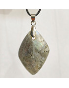 Pendentif Labradorite Grise Reflets Dorés Cuivrés Navette sur Cordon Simili Noir 44 + 5 cm