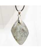 Pendentif Labradorite Grise Reflets Dorés Cuivrés Navette sur Cordon Simili Noir 44 + 5 cm