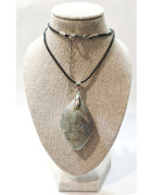 Pendentif Labradorite Grise Reflets Dorés Cuivrés Navette sur Cordon Simili Noir 44 + 5 cm