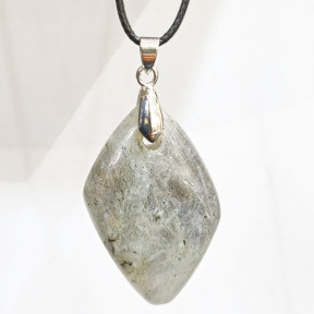 Pendentif Labradorite Grise Reflets Dorés Cuivrés Navette sur Cordon Simili Noir 44 + 5 cm