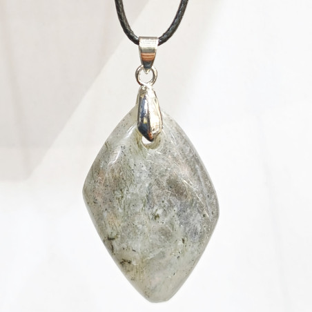 Pendentif Labradorite Grise Reflets Dorés Cuivrés Navette sur Cordon Simili Noir 44 + 5 cm