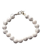 Ce bracelet de howlite en pierres rondes  est une création de Meirea.