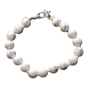 Ce bracelet de howlite en pierres rondes  est une création de Meirea.
