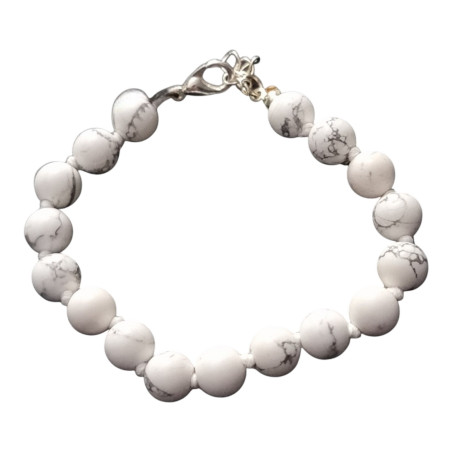 Ce bracelet de howlite en pierres rondes  est une création de Meirea.