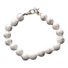 Ce bracelet de howlite en pierres rondes  est une création de Meirea.