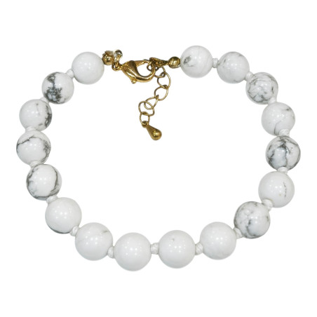 Ce bracelet de howlite en pierres rondes  est une création de Meirea.