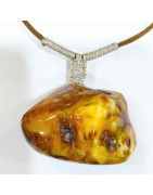 Pendentif Ambre Baltique Brute Polie 5X3.5 cm sur Cordon