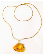 Pendentif Ambre Baltique Brute Polie 5X3.5 cm sur Cordon