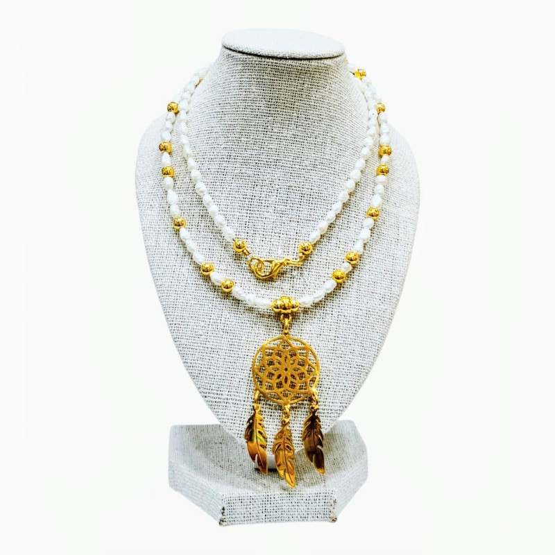 Collier Perles d'Eau Douce Grain de Riz Médaillon Attrape-Rêves Plaqué Or 48 cm