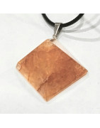 Pendentif Quartz Hématoïde Pyramide 3 cm sur Cordon Simili Noir 42 + 5 cm