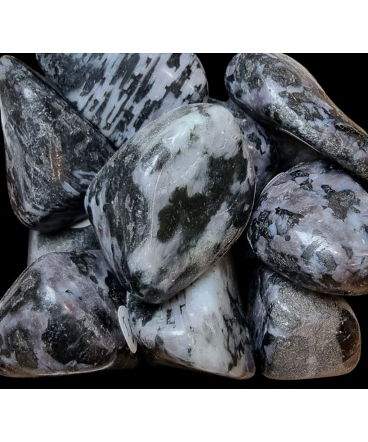 Pierre roulée Merlinite noire