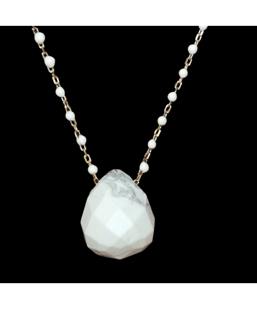 Pendentif Howlite et Chaîne perles d'émail plaqué or