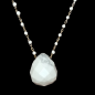 Pendentif Howlite et Chaîne perles d'émail plaqué or