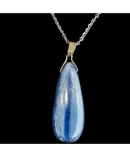 Pendentif Cyanite bleue sur chaîne acier