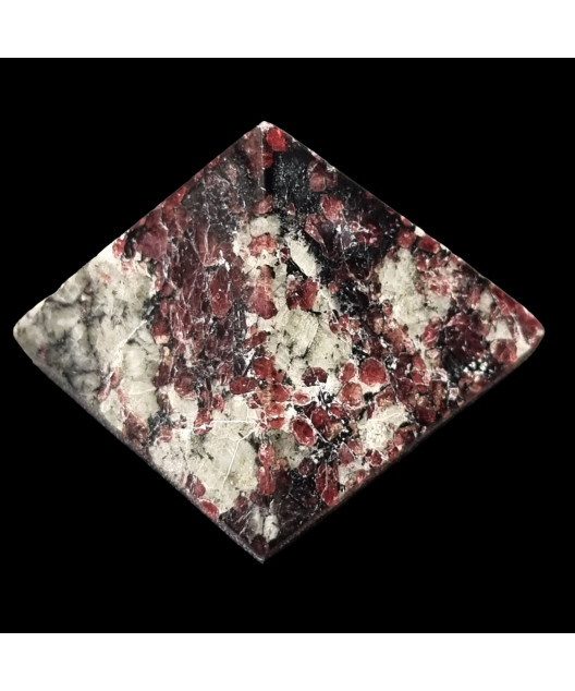 Pyramide GM Eudialyte