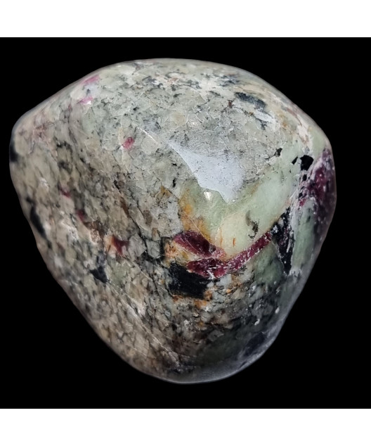 Pierre de collection Eudialyte