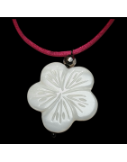 Pendentif Nacre Petite Fleur sur cordon réglable