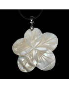Pendentif Nacre Fleur sur cordon réglable