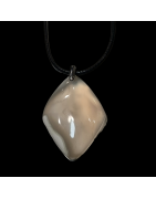 Pendentif Agate blanche étoilée triangulaire sur cordon