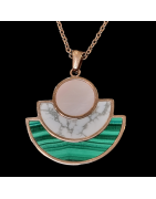 Pendentif Malachite Howlite & Nacre demi-lune avec chaîne plaquée or rosé