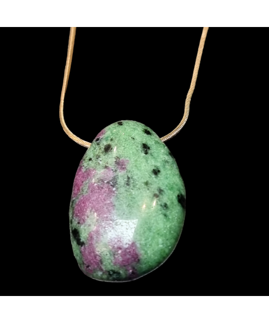 Pendentif Rubis zoïsite sur chaîne dorée