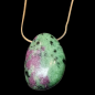 Pendentif Rubis zoïsite sur chaîne dorée