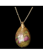 Pendentif Rubis zoïsite sur chaîne dorée